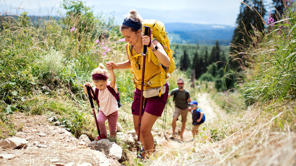 Family-with-small-children-hiking960x540